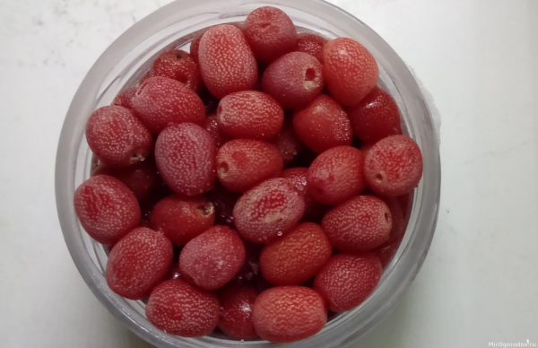 Открыть такую баночку с ягодами зимой особенно приятно